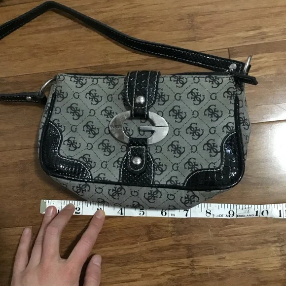 Guess Purse - Picture 4 of 4